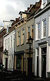 Oeverstraat nr 11 met lantaarn. Mon 39708