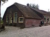 22955-Photo0102 -  Boerderij, langhuis, laag langgerekt gebouw. Geschoren linden voor het huis 