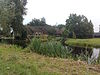 22955-Photo0103 -  Boerderij, langhuis, laag langgerekt gebouw. Geschoren linden voor het huis 