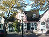 22950-huis-0229 -  Huis met rechte kroonlijst, in midden topgeveltje, dak met riet gedekt Mijzijde 52, Kamerik, Nederland 