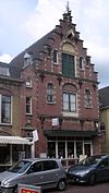 512648-rijnstr-44-090-crop -  Voormalige likeurstokerij, er zit nu al jarenlang een Chinees-Restaurant in. Rijnstraat 44, in het centrum van Woerden, Nederland. Vroeger lag dit pand langs de Oude Rijn, die in de jaren 60 gedempt is. 