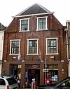 Pand met gewijzigde topgevel