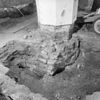 Fundering 4e kolom vanaf de toren van de noordelijke kolommenrij - Woerden - 20216055 - RCE -  Nederlands Hervormde Kerk: fundering 4e kolom vanaf de toren van de noordelijke kolommenrij 