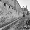 Exterieur WESTGEVEL, ONTGRAVING VESTINGMUUR MET PLINTAFDEKKING - Woerden - 20283113 - RCE -  Kasteel Woerden: Exterieur WESTGEVEL, ONTGRAVING VESTINGMUUR MET PLINTAFDEKKING 