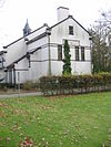 Rijksmonument - Minke Wagenaar - 2010 Willem Arntsz hoeve 035 - Gehoorzaal. Den Dolder, Dolderseweg 166. Rijksmonument 510224. Beschrijving door de Rijksdienst voor het Cultureel Erfgoed: Omschrijving complexonderdeel 2 Vrijstaande GEHOORZAAL op samengestelde plattegrond van Ã©Ã©n bouwlaag, onder zadeldak met rode kruispannen gedekt en met de nok evenwijdig aan de weg. Op de nok van het dak is op de middenas een achtzijdige klokkenstoel of dakruiter gezet, bekroond door een met leien gedekte spits. Alle gevelzijden zijn wit bepleisterd met uitzondering van …
