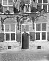 Voorgevel, begane grond, geprofileerde nis met gelobde boog - Goes - 20335886 - RCE -  Gotische Huis: Voorgevel, begane grond, geprofileerde nis met gelobde boog (opmerking: Gefotografeerd voor Huizen in Nederland, Hendrick de Keyser) 