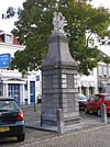 Beeld Beestenmarkt Goes -  Pomp met putti van A. Vervoort (1774) aan de Beestenmarkt, Goes.