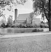Overzicht zuidgevel met kerktoren en consistorie en vijver op de voorgrond - Goes - 20352792 - RCE -  Westerkerk: Overzicht zuidgevel met kerktoren en consistorie en vijver op de voorgrond (opmerking: Gefotografeerd voor Monumenten In Nederland Zeeland, bladzijde 106) 