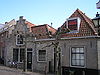 Pandje met eenvoudige trapgevel, waarin zoldervensters met ontlastingsboog