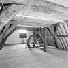 Interieur, kap met hijswiel - Goes - 20335896 - RCE -  Gotische Huis: Interieur, kap met hijswiel (opmerking: Gefotografeerd voor Huizen in Nederland, Hendrick de Keyser) 
