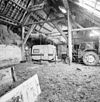 Interieur, schuurgedeelte, overzicht met gebint en caravan en tractor - 20000826 - RCE -  Gebint: Interieur, schuurgedeelte, overzicht met gebint en caravan en tractor 