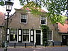Huis met lijstgevel, met ingezwenkte top