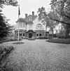 Overzicht voorgevel villa - Kapelle - 20352813 - RCE -  Villa: Overzicht voorgevel villa (opmerking: Gefotografeerd voor Monumenten In Nederland Zeeland, bladzijde 142) 