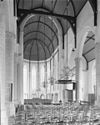 Interieur naar het koor met preekstoel - Kapelle - 20123944 - RCE -  Nederlands Hervormde Kerk: interieur naar het koor met preekstoel 