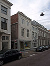 Huis met geverfde rechte gevel