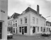 Huis met gepleisterde lijstgevel op hoek molenberg
