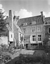 Huis met gepleisterde, brede lijstgevel
