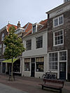 Huis met geverfde lijstgevel