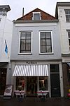 Huis met gepleisterde lijstgevel