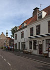 Hoekhuis met gepleisterde rechte gevel