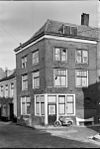 Hoekhuis blindenhoek met rechte gevels aan de zijde van de blindenhoek en aan de zijde van de bogardstraat