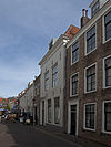 Huis met gepleisterde lijstgevel