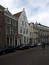Huis met geverfde trapgevel, door overdwarse toppinakel bekroond