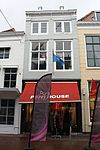 Huis met gepleisterde rechte gevel, kroonlijst met consoles en modillons