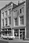 Huis met gepleisterde rechte gevel