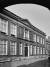Zicht op voorgevel in de lengterichting, met fronton en balustrade - Middelburg - 20156868 - RCE -  Het Groote Huis: Zicht op voorgevel in de lengterichting, met fronton en balustrade 