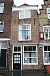 Fragment met geverfde lijstgevel