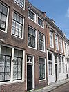 Huis met rechte gevel. Stoep.