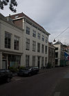 Huis met hardstenen rechte gevel