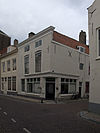 Huis met geverfde lijstgevel
