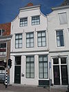 Huis met gecementeerde ingezwenkte lijstgevel