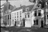 Huis met lijstgevel op hardstenen plint