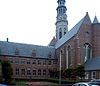 Middelburg Nieuwe Kerk (of Sint-Nicolaaskerk) 2 -  De Nieuwe Kerk (of Sint-Nicolaaskerk) in Middelburg. De westgevel bestaat uit twee puntgevels die door een achtkantige traptoren worden gescheiden.  Neue oder St.-Mikolaas-Kirche in Middelburg. Der Westgiebel besteht aus zwei Punktgiebel, die durch einen achteckigen Treppenturm getrennt werden 
