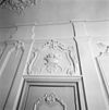 Interieur, gang- bovendeurstuk, stucwerk - Middelburg - 20335935 - RCE -  Societeit De Vergenoeging: Interieur, gang: bovendeurstuk, stucwerk (opmerking: Gefotografeerd voor Huizen in Nederland, Hendrick de Keyser) 