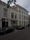 Huis met gepleisterde lijstgevel