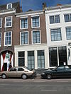 Huis met lijstgevel, benedenstuk met gebosseerde bepleistering