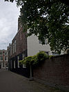 Huis met gepleisterde rechte gevel