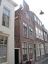 Huis met geverfde klokgevel