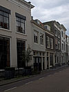 Huis met gepleisterde lijstgevel