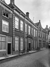 Voorgevel met pilasters en middenrisaliet, vroege Lodewijk V-stijl, uit ca. 1755 - Middelburg - 20155915 - RCE -  De Schaepskoye: Voorgevel met pilasters en middenrisaliet, vroege Lodewijk V-stijl, uit ca. 1755 