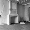 Interieur, begane grond- tussenkamer rechts, schouw - Middelburg - 20155948 - RCE -  Societeit De Vergenoeging: Interieur, begane grond: tussenkamer rechts, schouw 