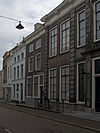 Huis genaamd 'De dry flessen' met rechte gevel en datering mdccxxxii