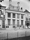 Zicht op voorgevel van statig woonhuis, pilastergevel - Middelburg - 20155629 - RCE -  Pilaster: Zicht op voorgevel van statig woonhuis, pilastergevel 