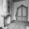 Interieur, begane grond- linker voorkamer, schouw en deur naar tussenkamer - Middelburg - 20155939 - RCE -  Societeit De Vergenoeging: Interieur, begane grond: linker voorkamer, schouw en deur naar tussenkamer 