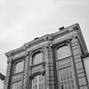 Voorgevel, bovenste deel met kroonlijst - Middelburg - 20335917 - RCE -  Societeit De Vergenoeging: Voorgevel, bovenste deel met kroonlijst (opmerking: Gefotografeerd voor Huizen in Nederland, Hendrick de Keyser) 