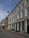 Huis met geverfde rechte gevel